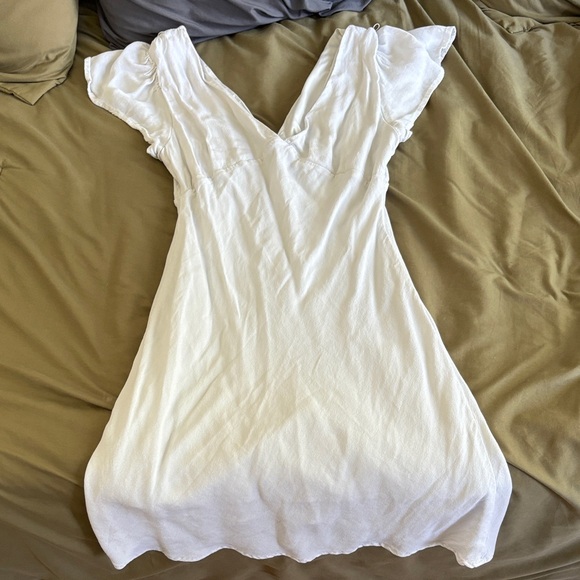 Elegant White Dress with Flutter Sleeves - Picture 3 of 3